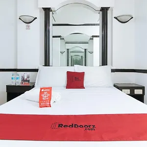 3* Hotel Reddoorz Gloria - Vaccinated Staff